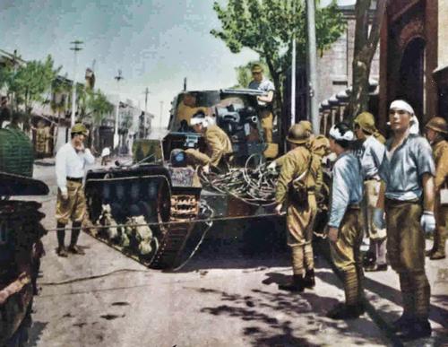 Японцы у захваченного танка Виккерса во время битвы за Шанхай. 1937 г.