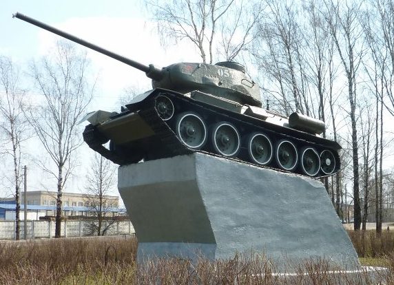 п. Красный Краснинского р-на. Памятник-танк воинам-танкистам, установленный в ознаменование подвига советских танкистов 57-й танковой дивизии.