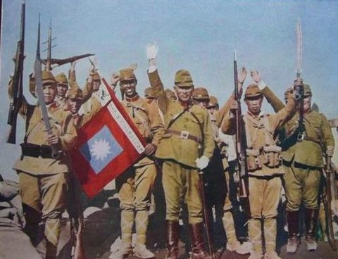 Генерал Сакаи Коджи празднует победу с войсками после захвата Пекина. 1937 г. 