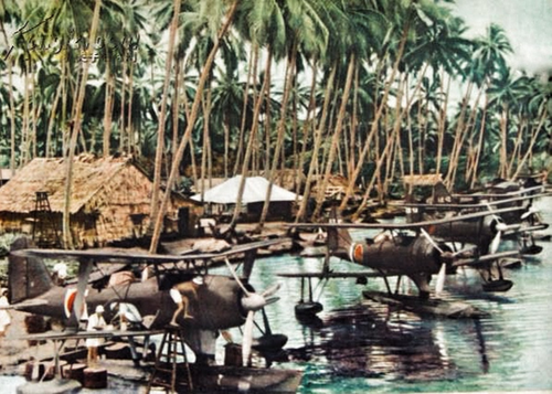 Разведывательные поплавочные самолеты Mitsubishi F1M2 на острове Рабаул. 1942 г.