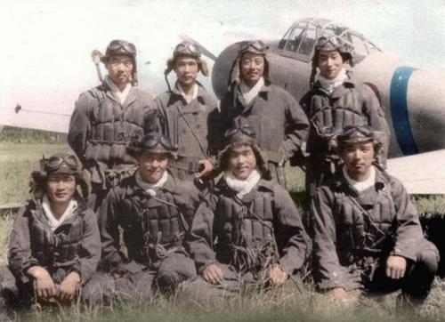 Пилоты на аэродроме Рабаул. 1942 г.