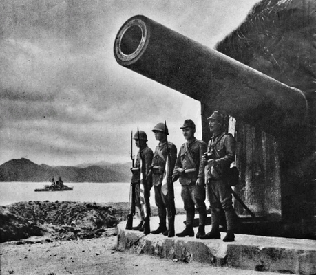 Солдаты позируют у захваченного орудия крепости Сямэнь Круп. Китай, май 1938 г.