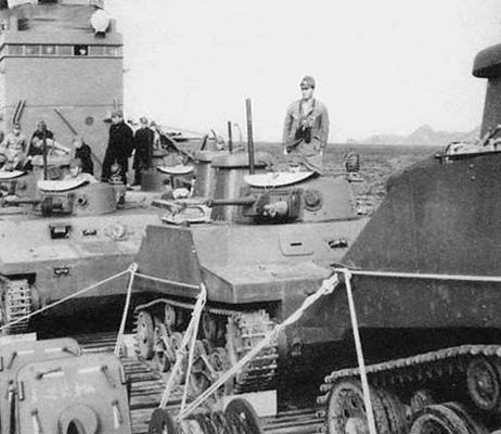 Танки-амфибии Ка-Ми типа 2, направляющиеся к Маршалловым островам. 1943 г. 