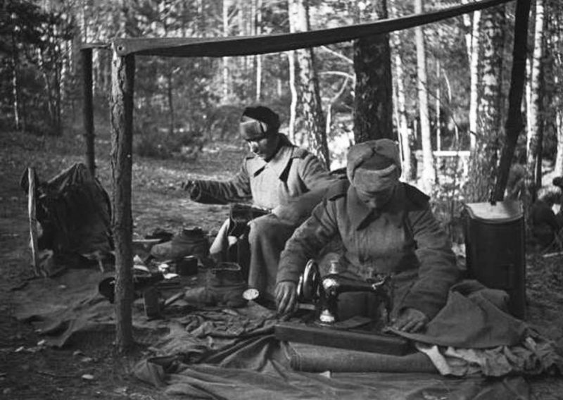 Армейские портные на передовой. 1942 г.