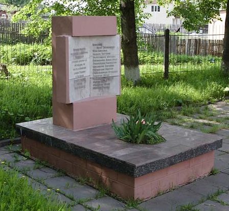 г. Вязьма. Памятник во дворе школы №3 ученикам и учителям, павшим в годы войны.