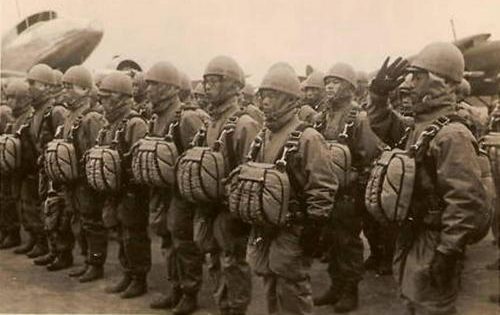 Армейские десантники перед вылетом. 1941 г.