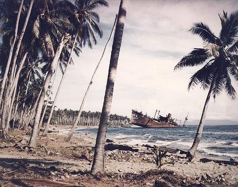 Японский транспорт «Кинугава Маару» на берегу Гуадалканала. Ноябрь 1943 г. 