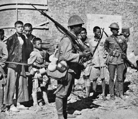Японцы охраняют пленных китайских солдат, захваченных у Чжэцзян-Цзянси. Сентябрь 1942 г.
