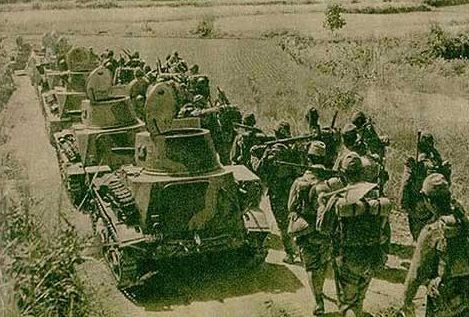 Японские войска и легкие танки возле Уханя. Октябрь 1938 г.