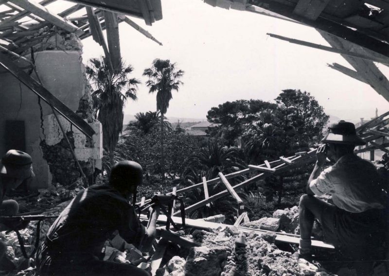 Немецкие парашютисты ведут бой в городе Ханья на острове Крит. Май 1941 г.