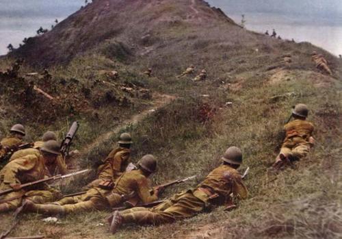 Солдаты 15-й пехотной бригадной группы атакуют холм во время битвы за Ухань. Октябрь 1938 г.