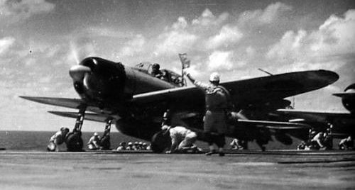 Истребители взлетают с авианосца «Сёкаку» во время битвы при Санта-Крус. Октябрь 1942 г.