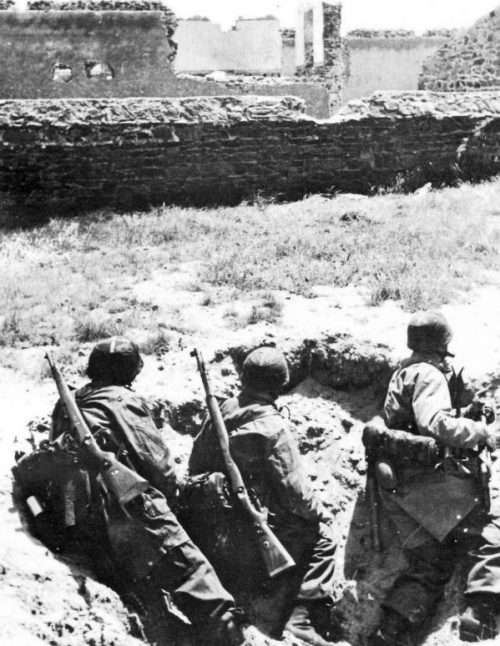 Немецкие парашютисты в окопе на Крите. Май 1941 г.