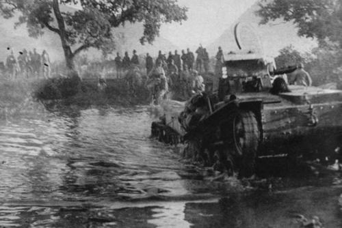Японская бронетехника форсирует реку. Ухань, 1938 г. 