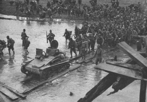 Японская бронетехника форсирует реку. Ухань, 1938 г. 