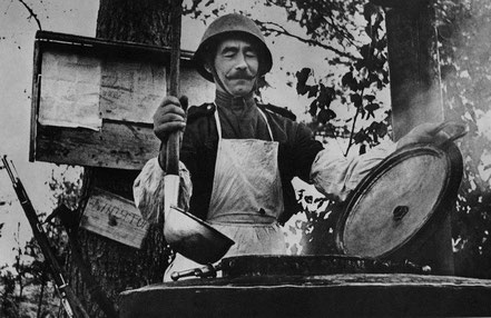 «Кашевар» на полевой кухне. 1943 г. 