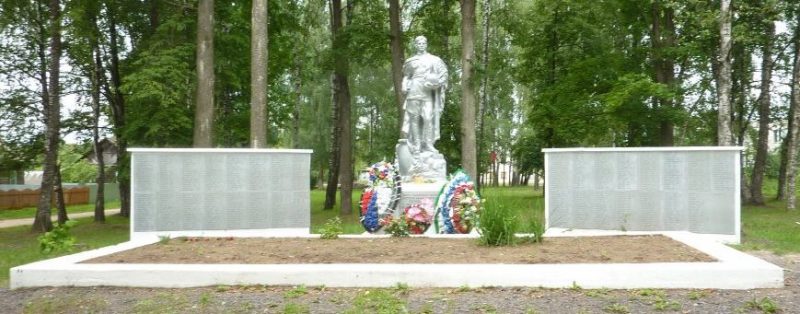д. Лонница Краснинского р-на. Мемориал, установленный в 1954 году на братской могиле, в которой похоронено 339 советских воинов.