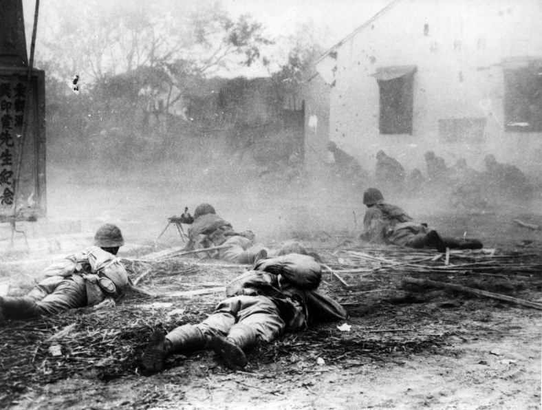 Японцы в уличном бою. Октябрь 1937 г.