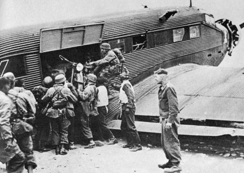 Разгрузка припасов для десантников на Крите. Май 1941 г.