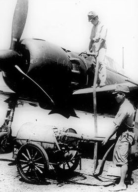 Заправка самолета Mitsubishi A6M5 Zero. Сайпан, Марианские острова,1944 г.