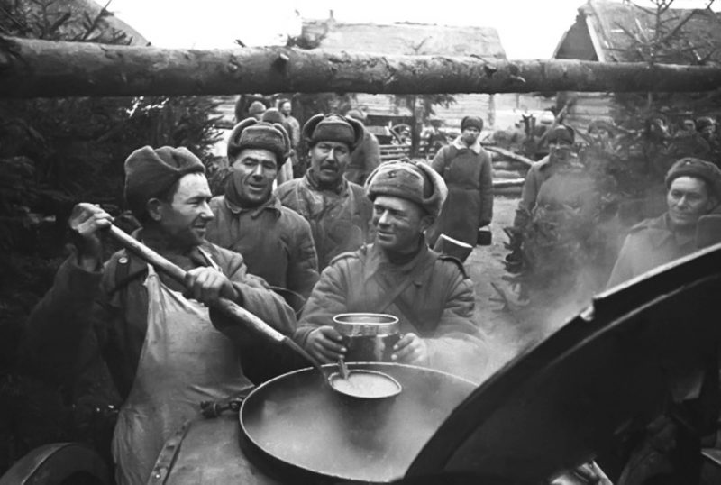 «Кашевар» на полевой кухне. 1943 г.
