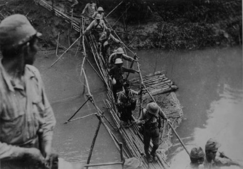 Японские войска пересекают реку Чиндвин в Бирме во время сезона муссонов. 1942 г.