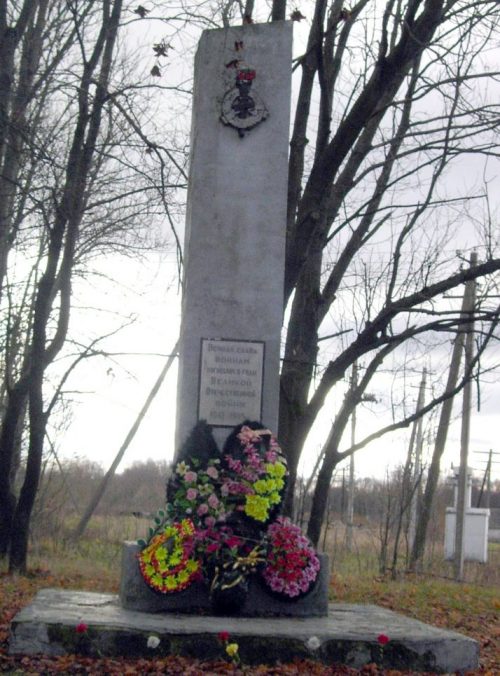 д. Малеево Краснинского р-на. Обелиск, установленный в 1966 году в честь погибших земляков.