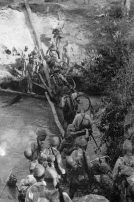 Японские войска пересекают реку Чиндвин в Бирме во время сезона муссонов. 1942 г. 