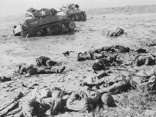 Американские танки M3 «Стюарт» и убитые японские солдаты на берегу бухты острова Сайпан. Июнь 1944 г.