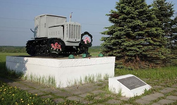 Памятник механизаторам, погибшим в годы войны.