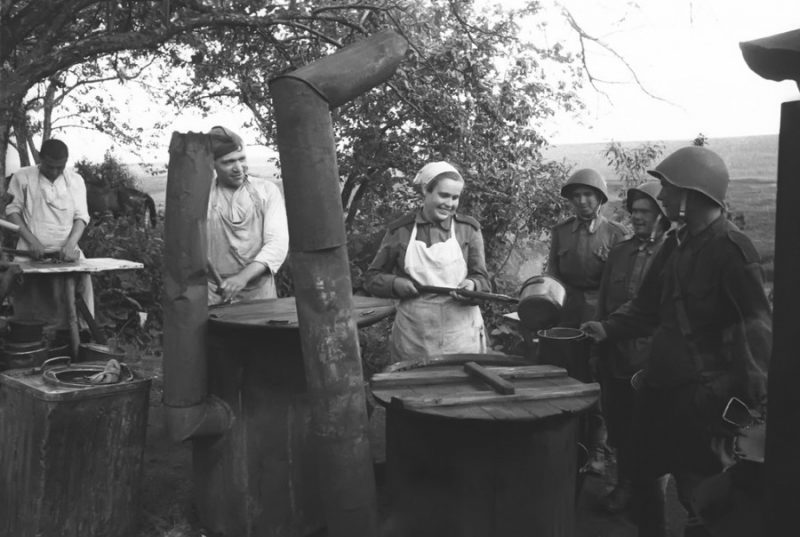 Выдача горячей пищи на полевой кухне. 1943 год.
