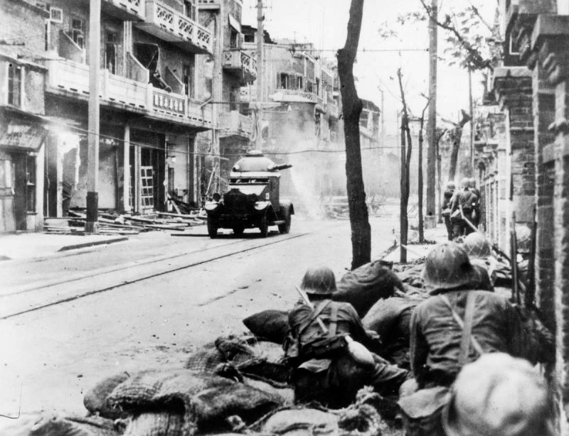 Японцы в уличном бою. Октябрь 1937 г.