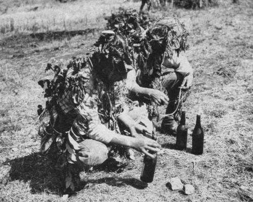 Японские солдаты готовят бензиновые бомбы для борьбы с британскими танками. Бирма, 1942 г. 