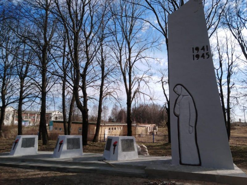 д. Мерлино Краснинского р-на. Обелиск, установленный в 1968 году в честь погибших односельчан.