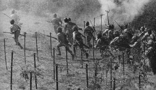 Пехота атакует вражеские позиции. Бирма 1942 г. 