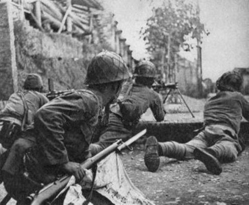 Пехота атакует вражеские позиции. Бирма 1942 г. 