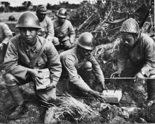 Японские солдаты устанавливают мины-ловушки. Филиппины, 1944 г.