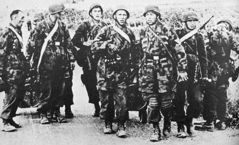 Немецкие десантники на Крите. 1941 г. 