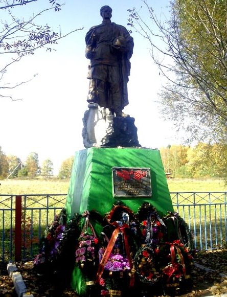 д. Митьково Вяземского р-на. Памятник, установленный на братской могиле советских воинов. 