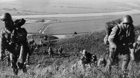 Войска 5-й пехотной дивизии поднимаются на гору во время операции в Гуанчжоу. 1938 г.