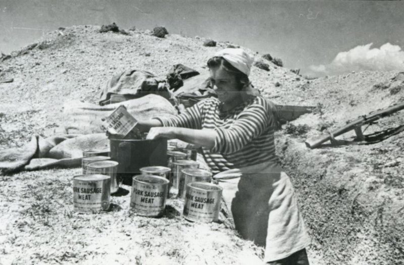Саша Белашова, повар 255 бригады морской пехоты, готовит обед на передовой. Малая земля. 1943 г.