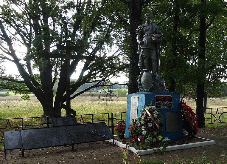 д. Мясоедово Вяземского р-на. Памятник, установленный на братской могиле советских воинов, погибших в годы войны.