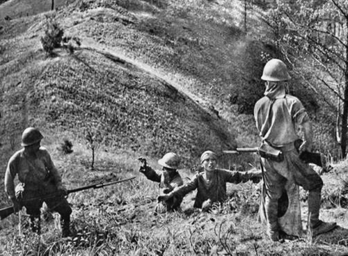 Японские солдаты берут в плен китайцев. Бирма, 1942 г.