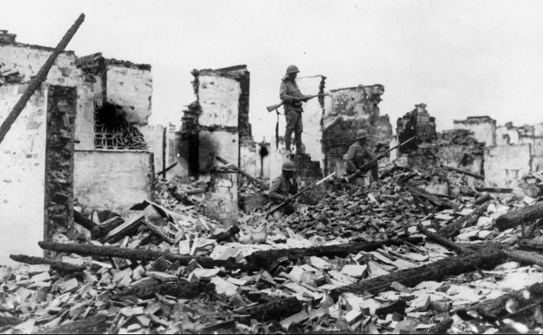 Японские солдаты на развалинах Шанхая. Октябрь 1937 г.