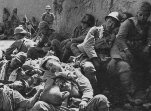 Войска отдыхают после взятия деревни. Бирма, 1942 г. 