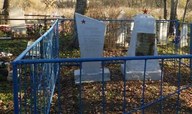 д. Церковище Краснинского р-на. Братская могила 3-х советских разведчиков, погибших в борьбе в январе 1944 года.