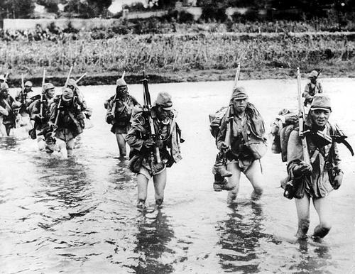 Японские солдаты переходят реку в северном Китае. 1938 г. 