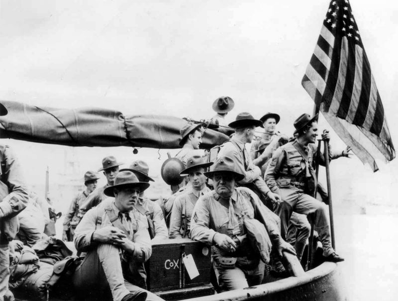 Американские морские пехотинцы высаживаются в Шанхае. Октябрь 1937 г.