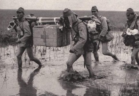 Японские солдаты на поле, затопленном китайцами. Южная часть Китая, 1938 г.