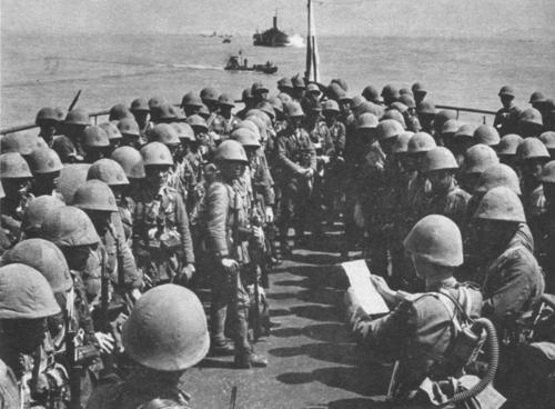 Десантные суда направляются на остров Хайнань. 1939 г.